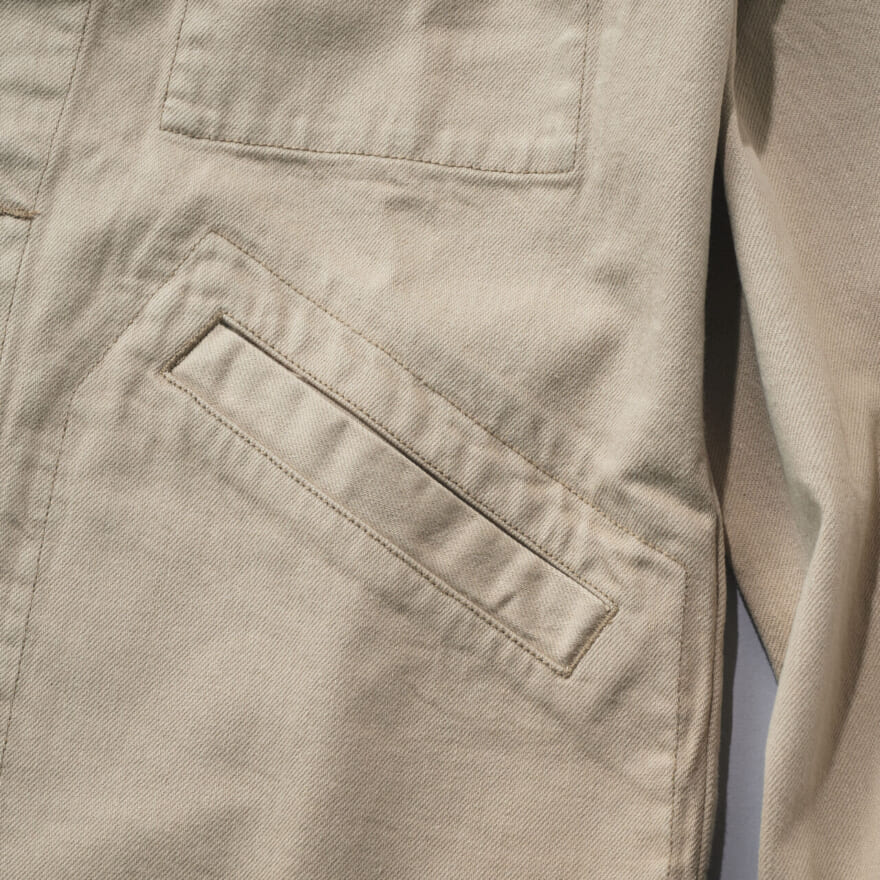 エディターが買ってよかったユニクロ ユーのオーバーサイズカラーデニムジャケットのポケットヨリ