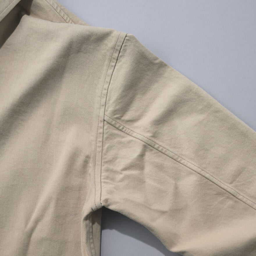 エディターが買ってよかったユニクロ ユーのオーバーサイズカラーデニムジャケットのショルダー