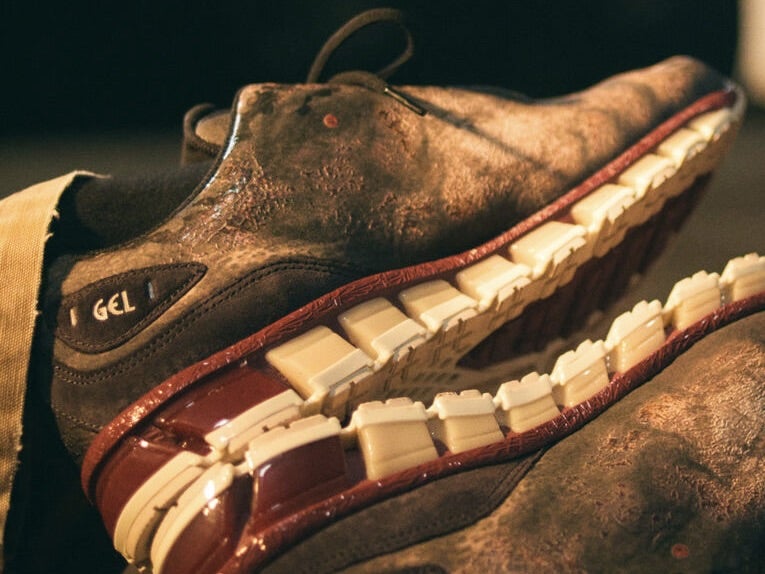 恐竜の肌⁉︎「アシックス」と「ダブレット」のコラボスニーカーは遊び心満点の圧巻デザイン！