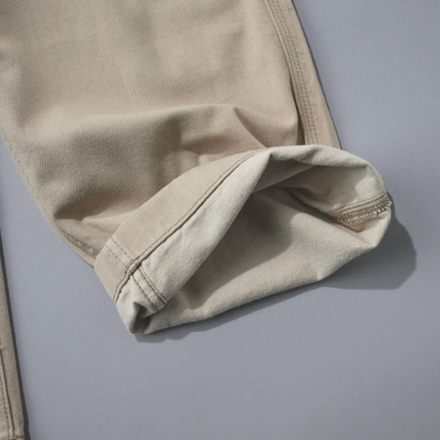 エディターが買ってよかったユニクロ ユーのワイドフィットカラージーンズの裾ヨリ