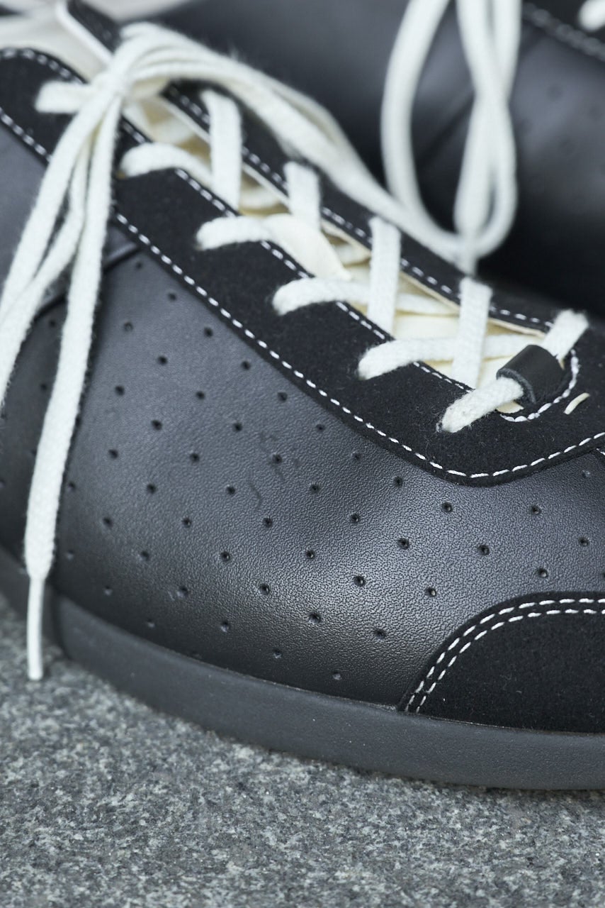 フット インダストリーの愛用スニーカー「BALLET GAT」のパンチング