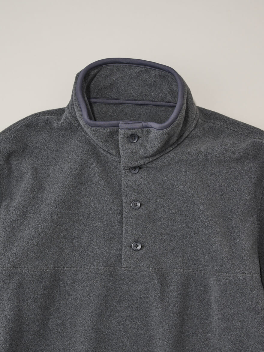無印良品 紳士 素材に還るフリースプルオーバーの襟の部分