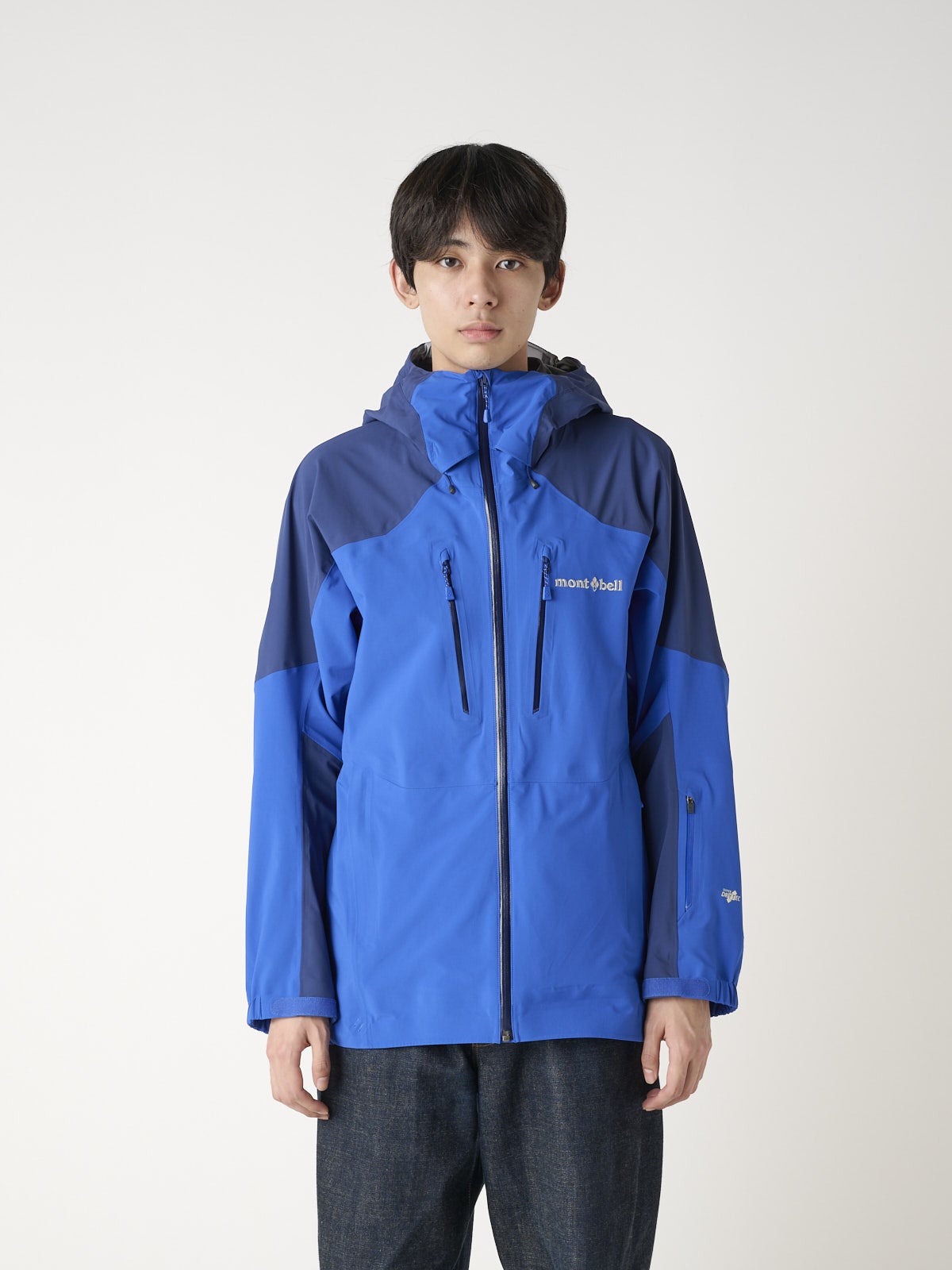 モンベルの新作シェルジャケットのパウダートラック パーカを服好きモデルが試着&本音レビュー