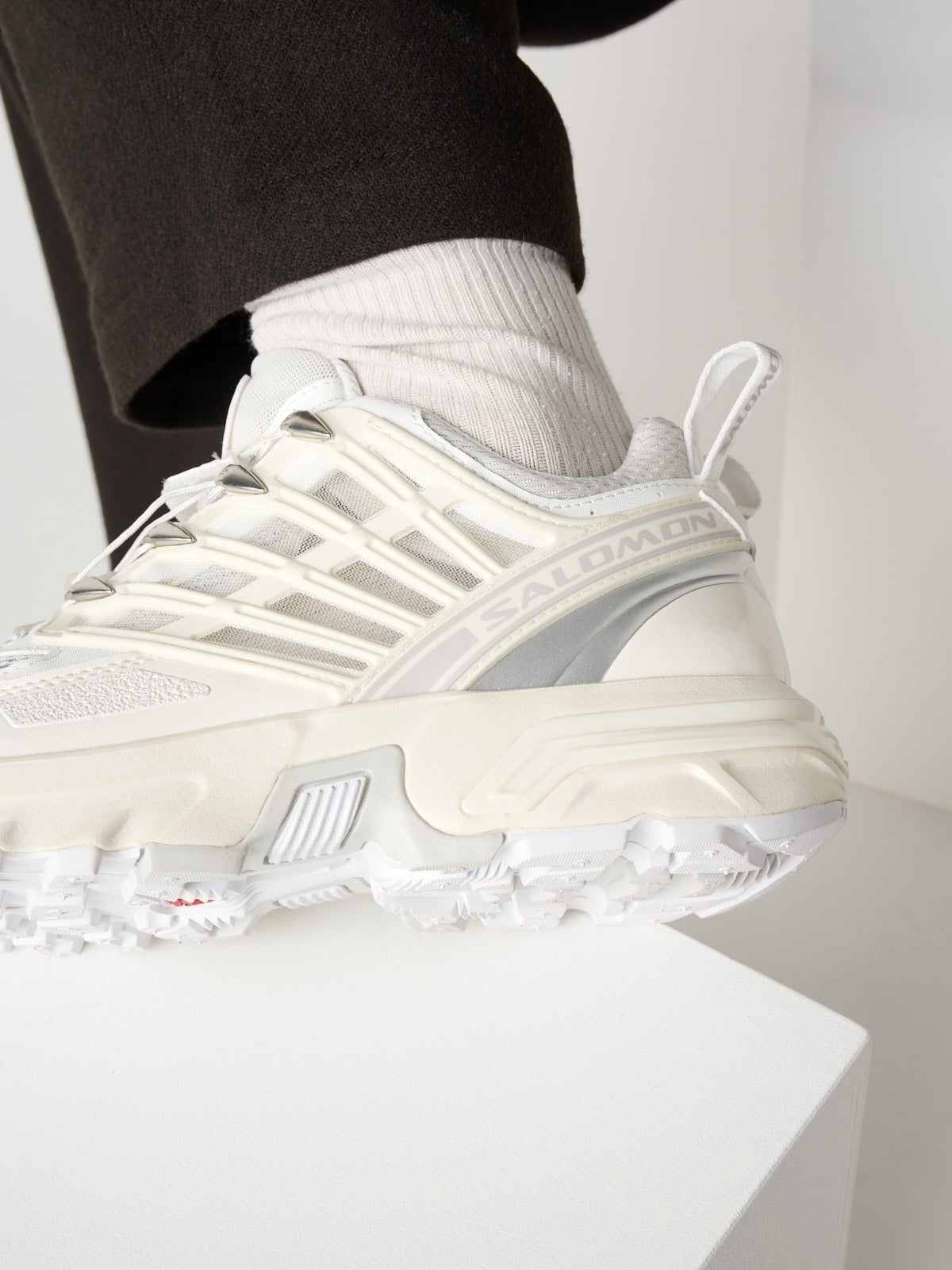 サロモンの白スニーカーACS PROを試着＆本音レビューのアウトソール