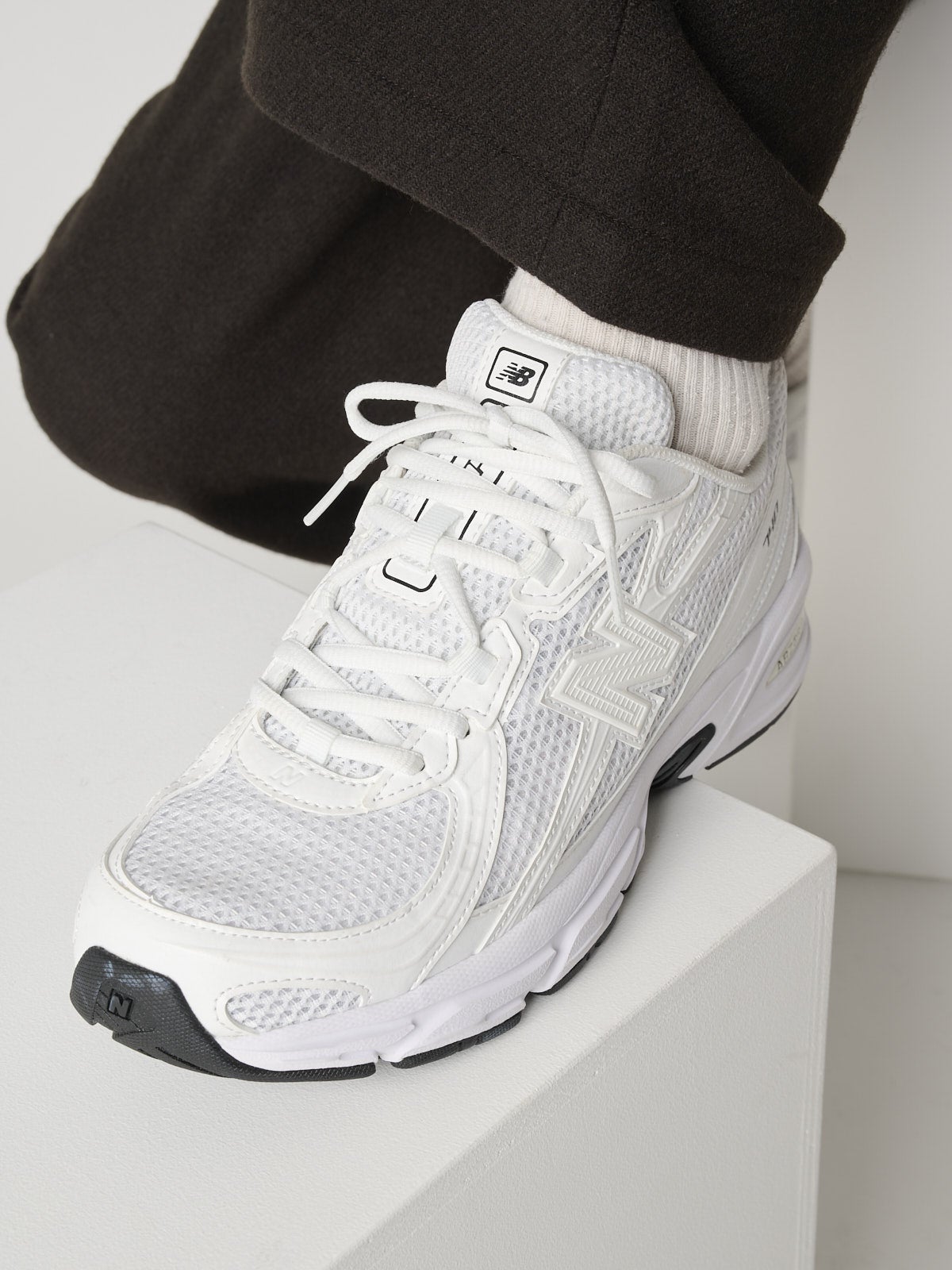 ニューバランスの白スニーカー／740を試着＆本音レビューのアッパー