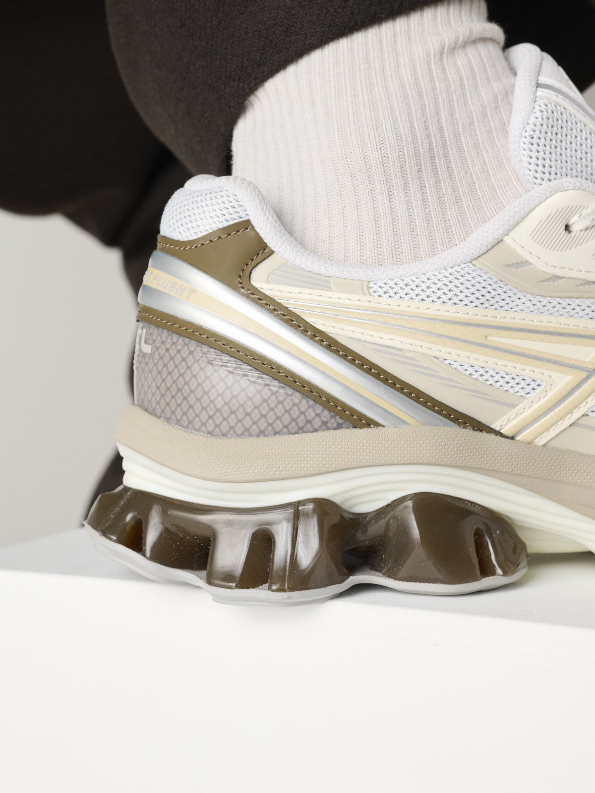 アシックスの白スニーカーGEL-KINETIC FLUENTを試着＆本音レビューのサイド寄り