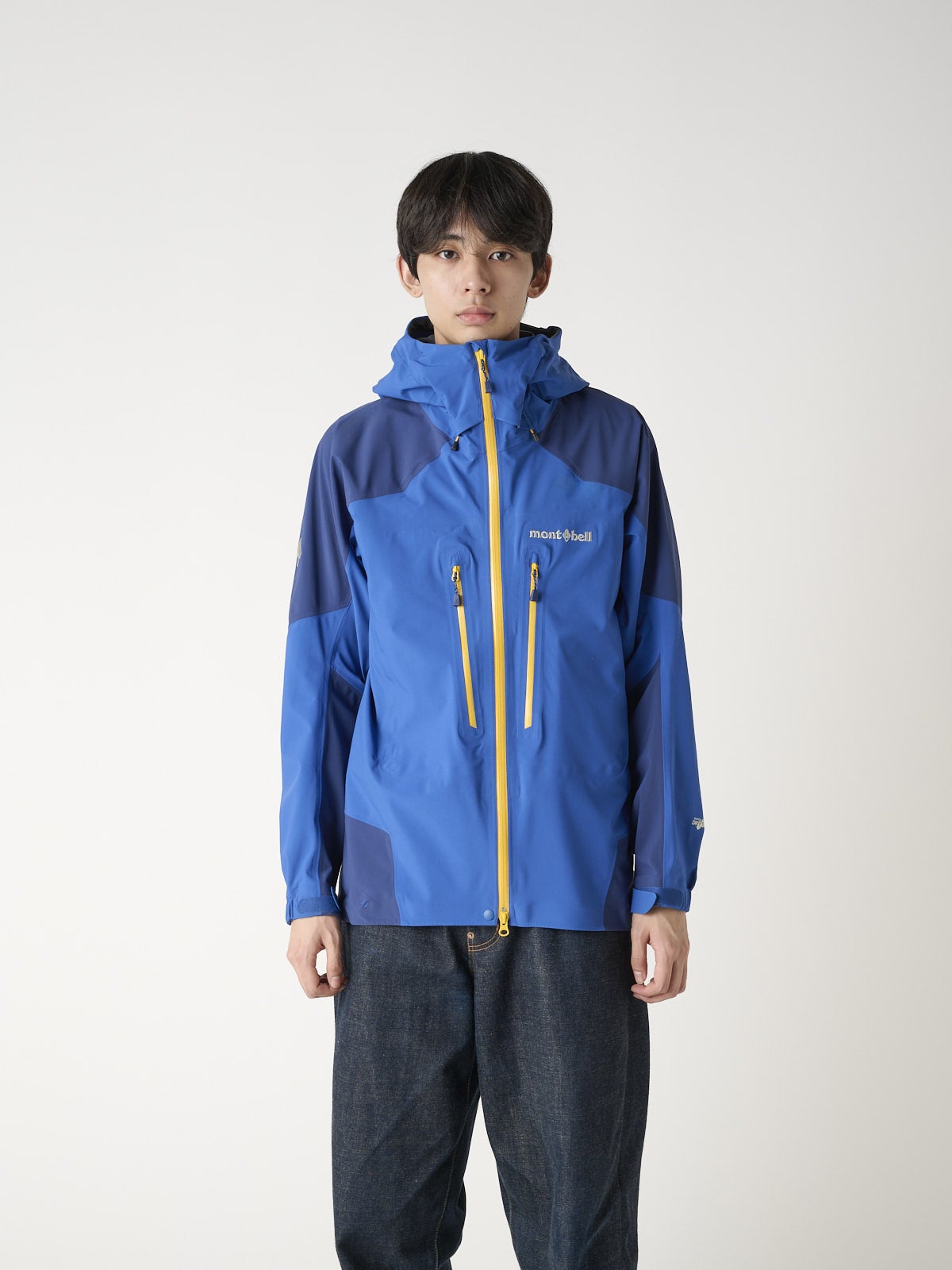 モンベルの新作シェルジャケットのストリームパーカを服好きモデルが試着&本音レビュー