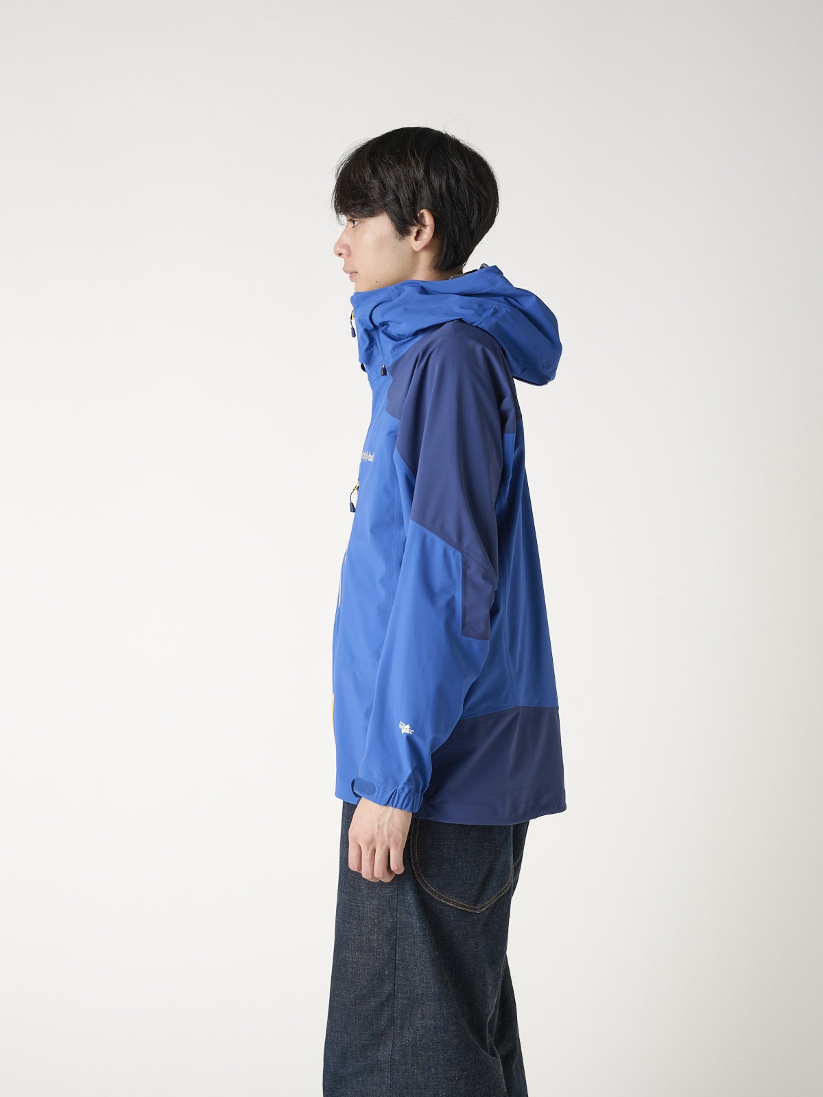 モンベルの新作シェルジャケットのストリームパーカを服好きモデルが試着&本音レビューのサイド