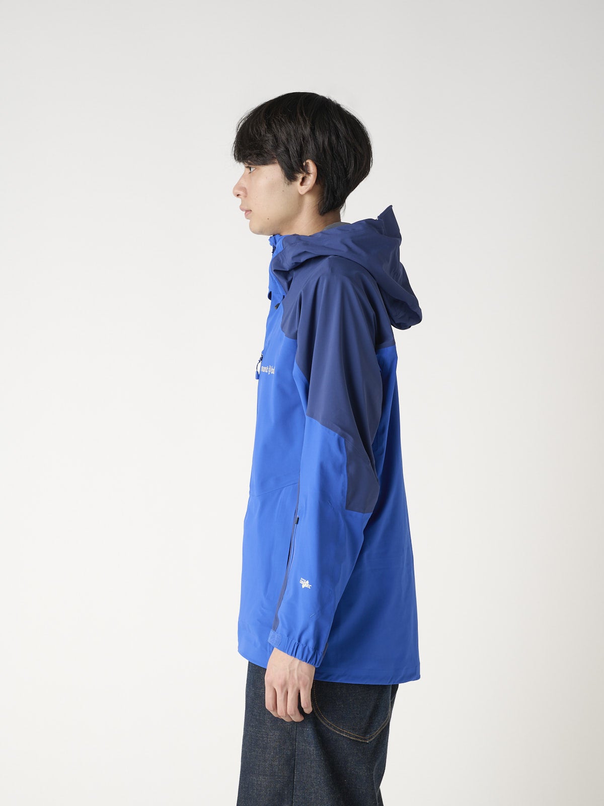 モンベルの新作シェルジャケットのパウダートラック パーカを服好きモデルが試着&本音レビューのサイド