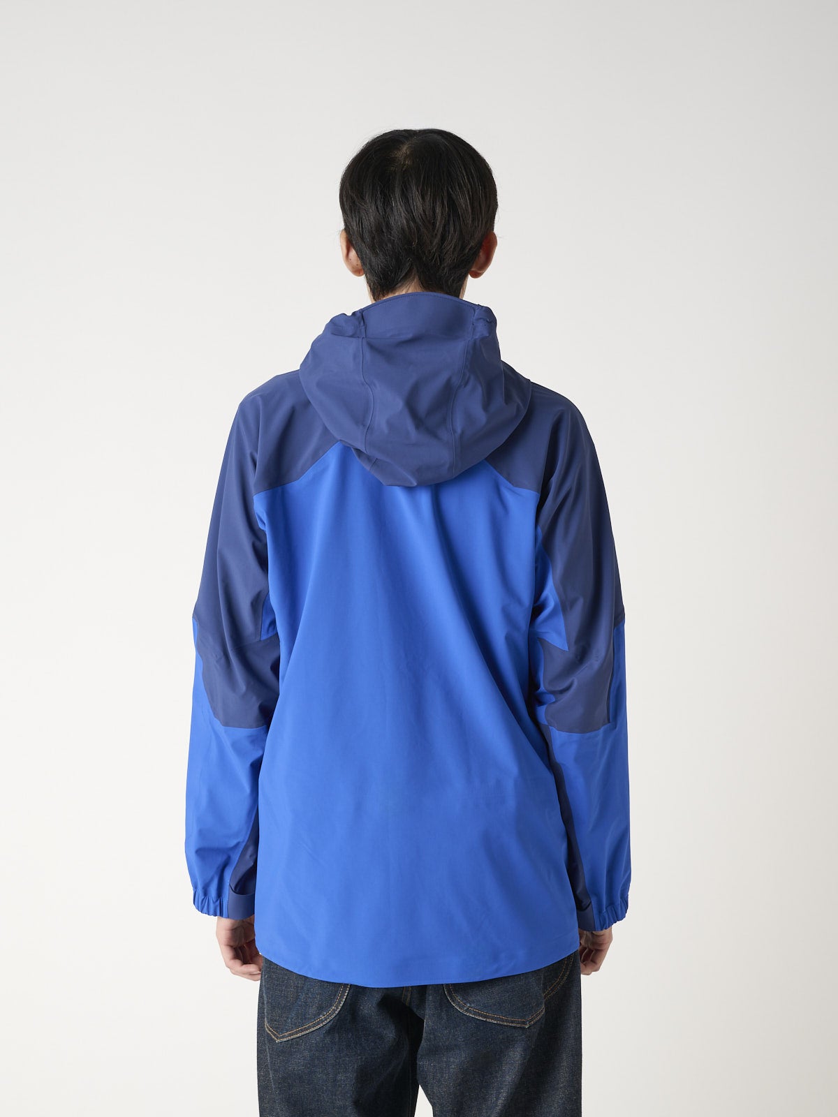 モンベルの新作シェルジャケットのパウダートラック パーカを服好きモデルが試着&本音レビューのバック