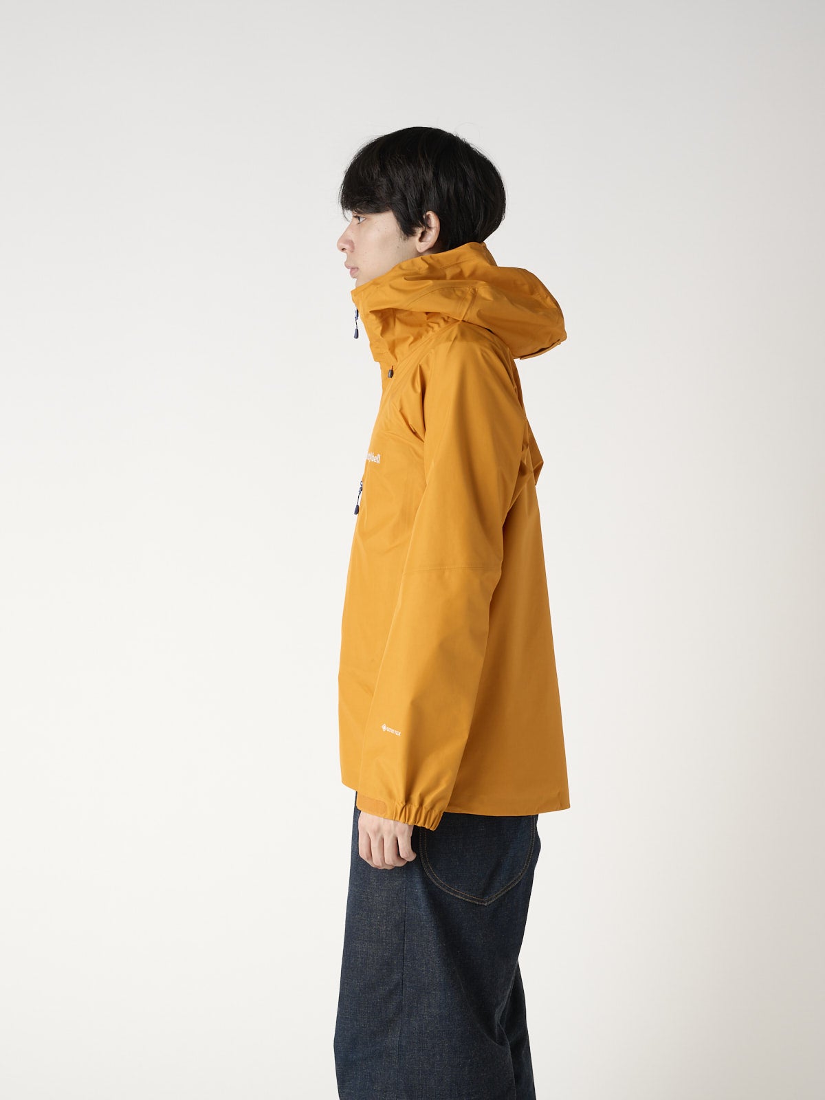 モンベルの新作シェルジャケットのディナリパーカを服好きモデルが試着&本音レビューのサイド