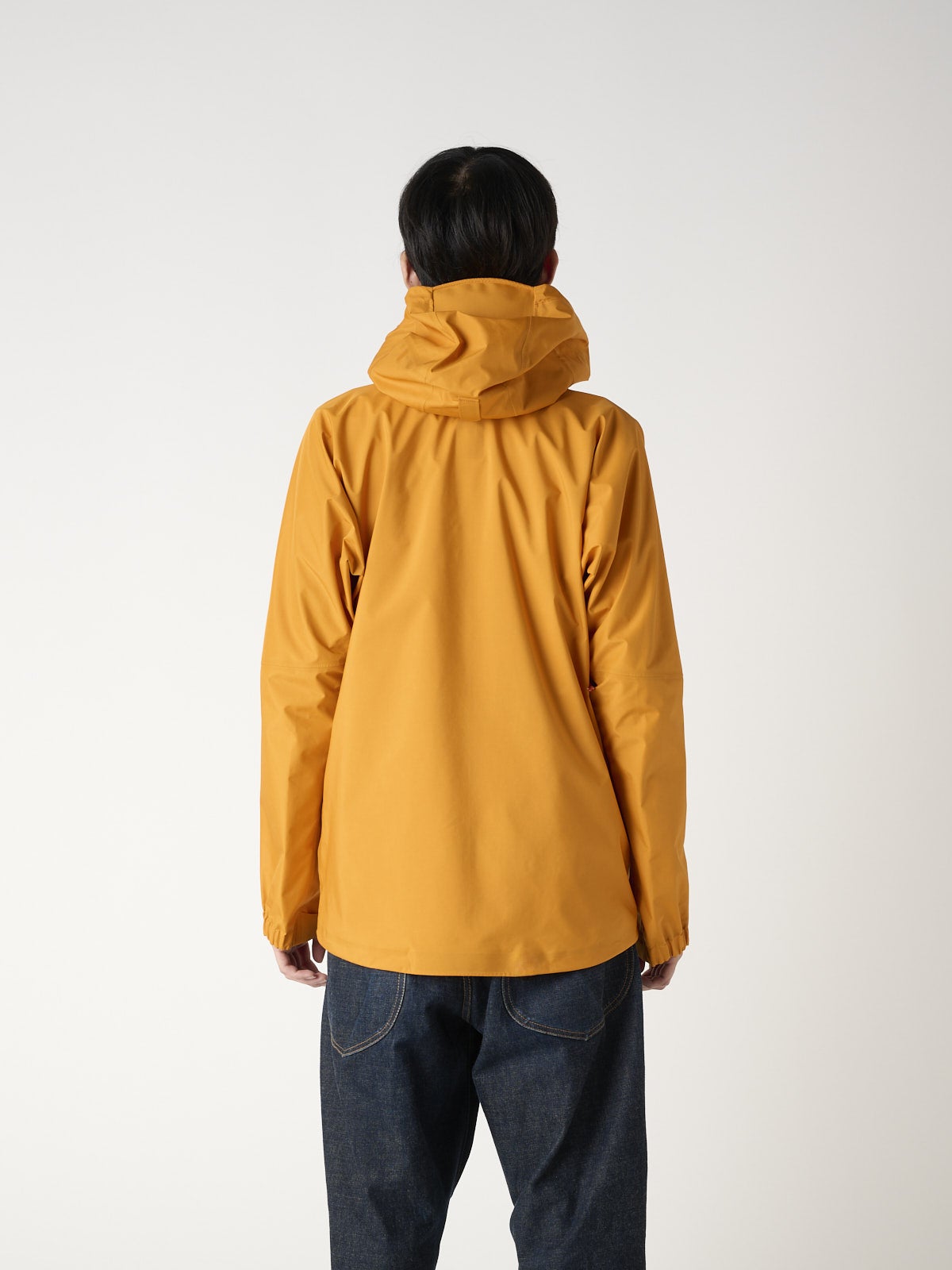 モンベルの新作シェルジャケットのディナリパーカを服好きモデルが試着&本音レビューのバック