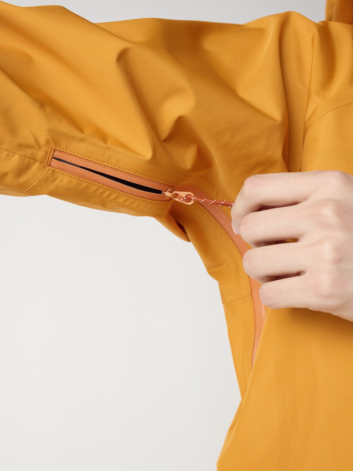 モンベルの新作シェルジャケットのディナリパーカを服好きモデルが試着&本音レビューのベンチレーション