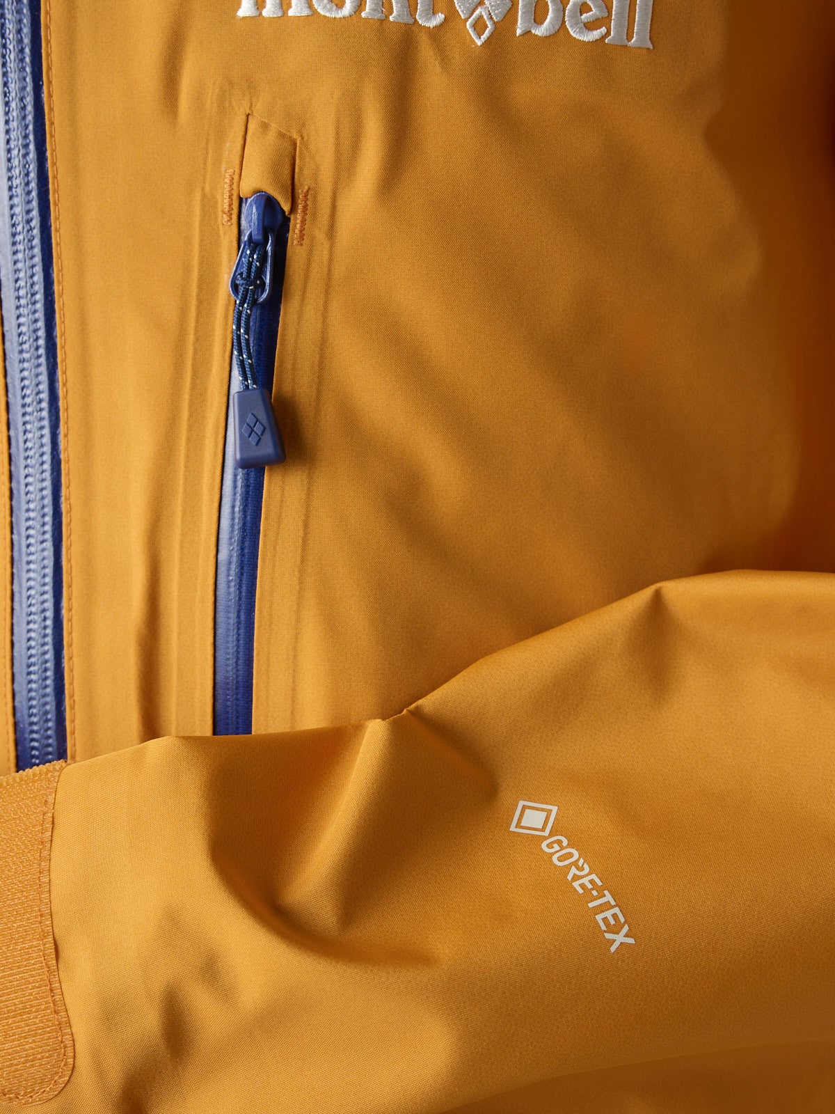 モンベルの新作シェルジャケットのディナリパーカを服好きモデルが試着&本音レビューのゴアテックスロゴ