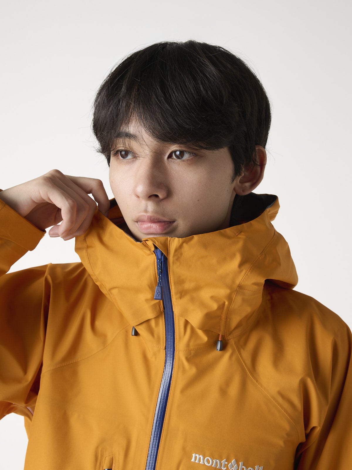 モンベルの新作シェルジャケットのディナリパーカを服好きモデルが試着&本音レビューのネック部分