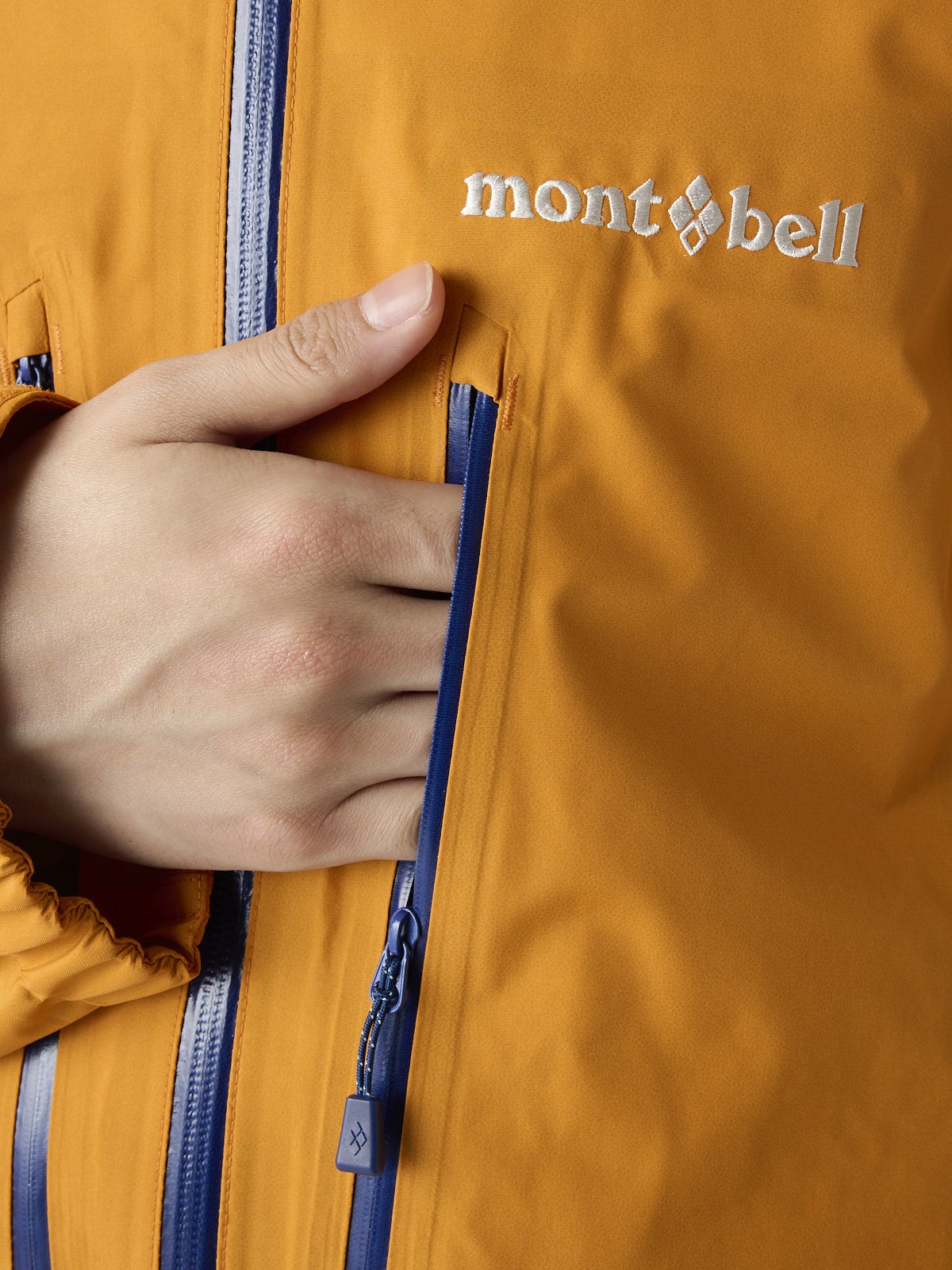 モンベルの新作シェルジャケットのディナリパーカを服好きモデルが試着&本音レビューの胸ポケット