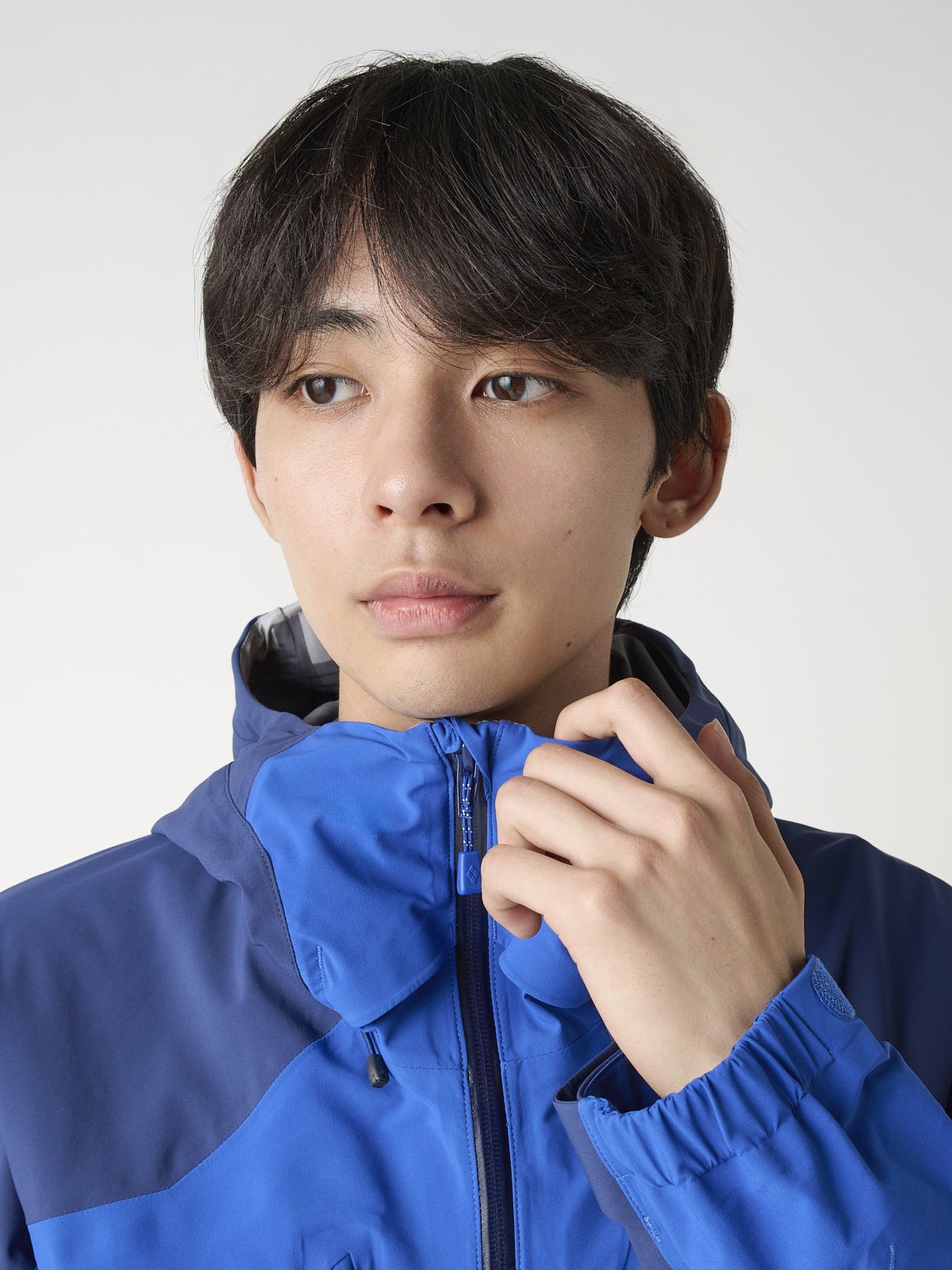 モンベルの新作シェルジャケットのパウダートラック パーカを服好きモデルが試着&本音レビューのネックの高さ