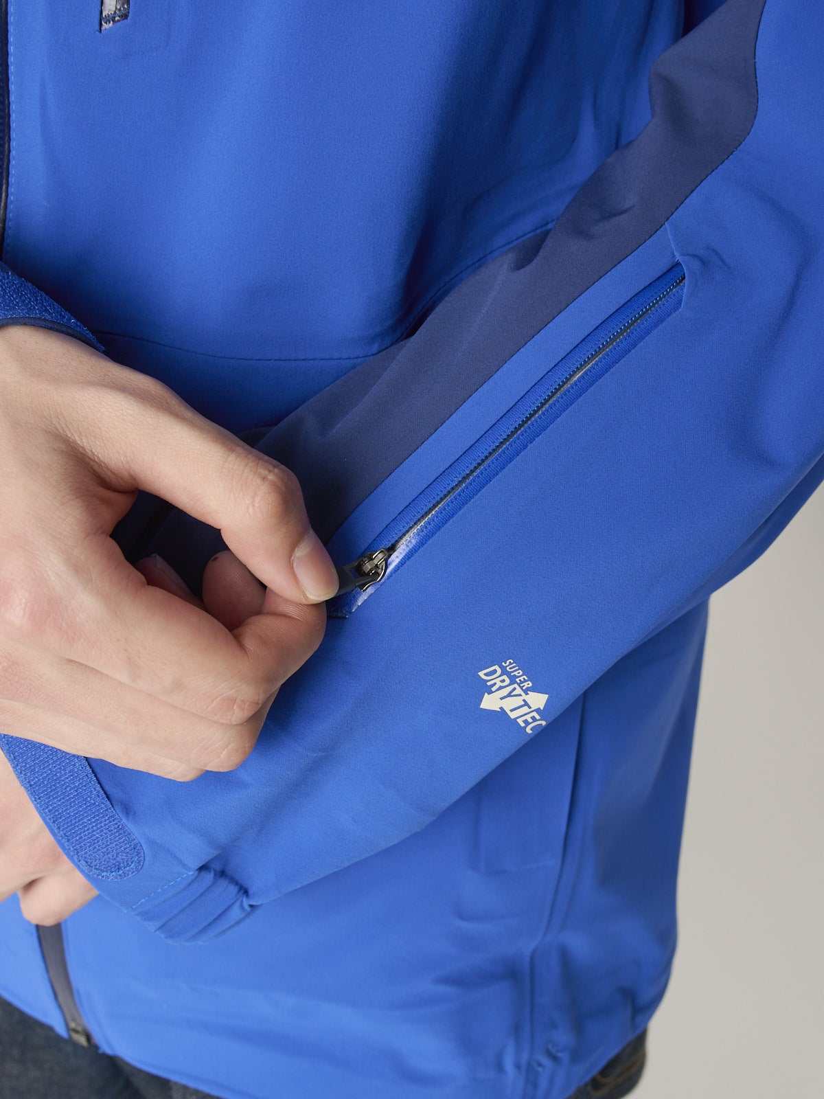 モンベルの新作シェルジャケットのパウダートラック パーカを服好きモデルが試着&本音レビューの袖ジップ