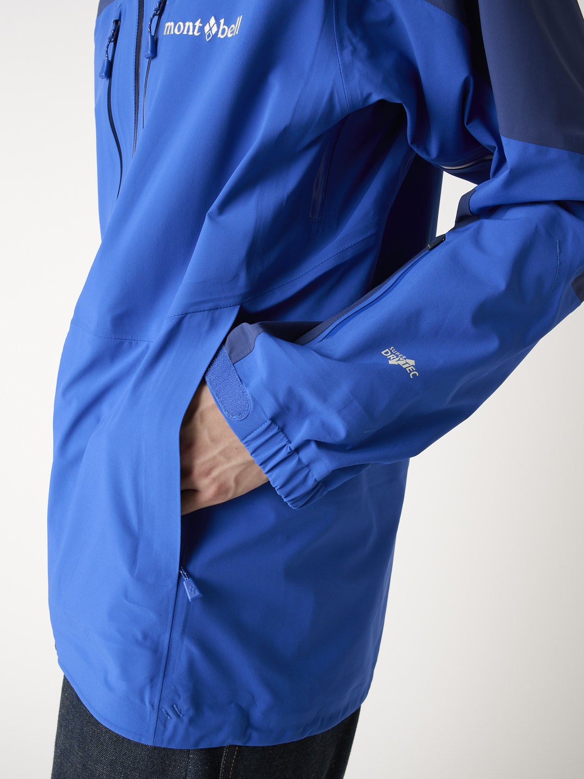 モンベルの新作シェルジャケットのパウダートラック パーカを服好きモデルが試着&本音レビューのサイドポケット