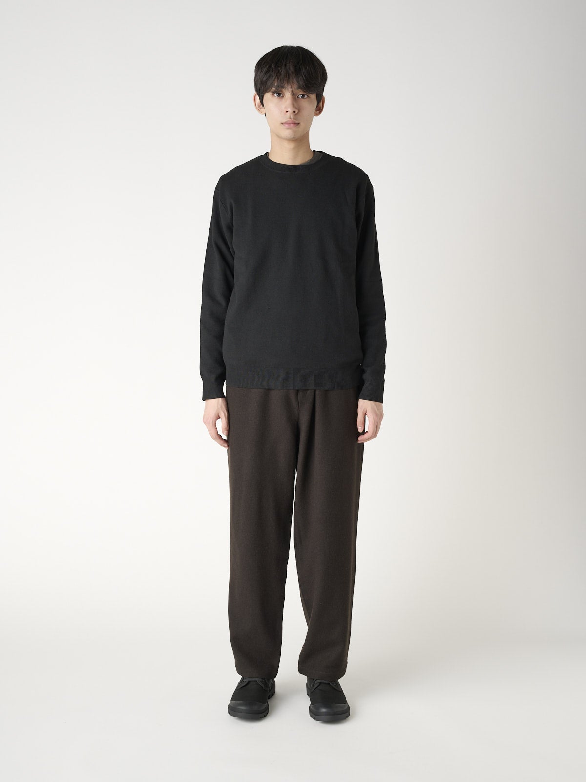 無印良品の黒スニーカー／紳士　柔らかい中敷を使用した　撥水タンクソールシューズの着用