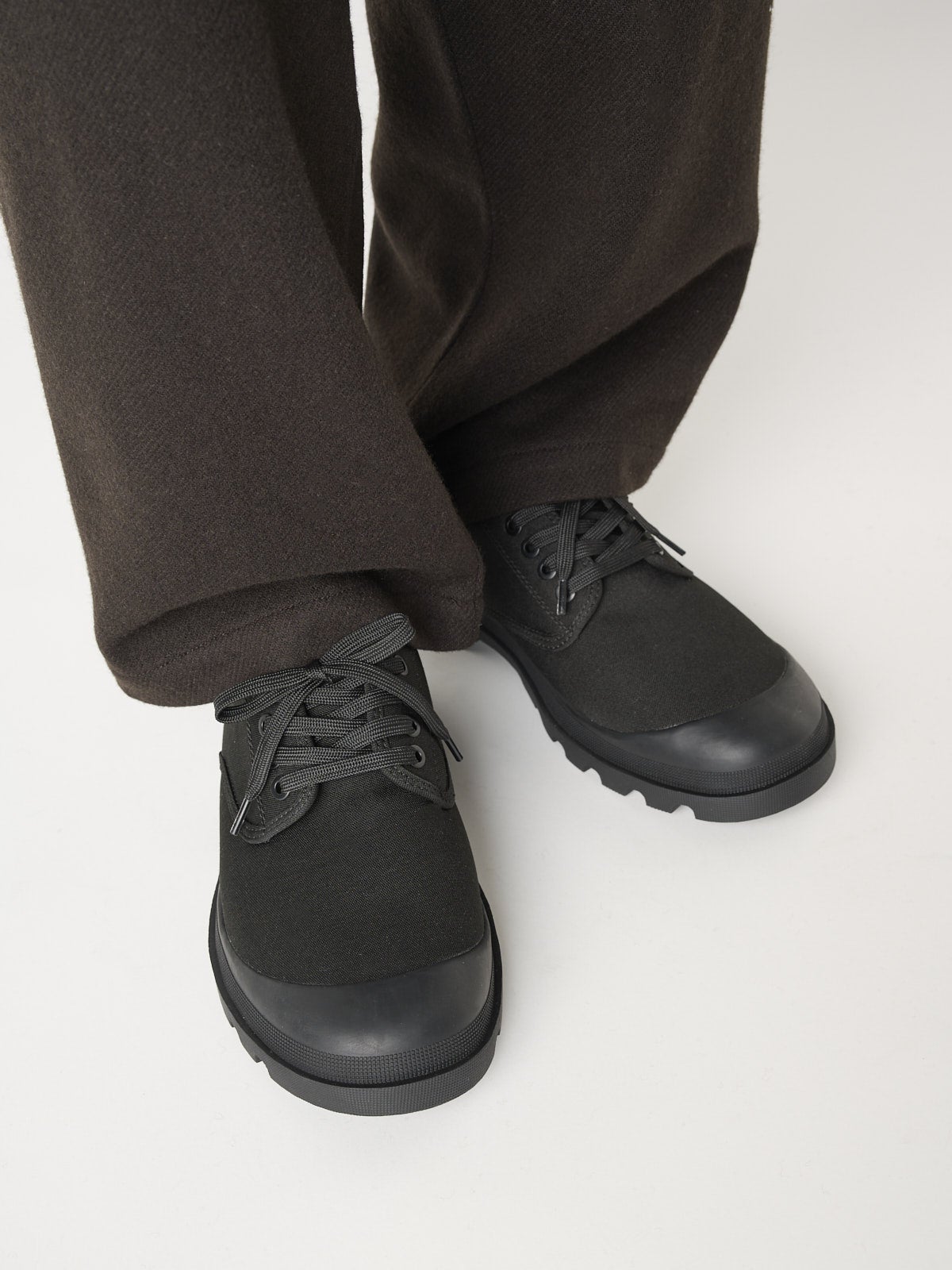 無印良品の黒スニーカー／紳士　柔らかい中敷を使用した　撥水タンクソールシューズの着用上から