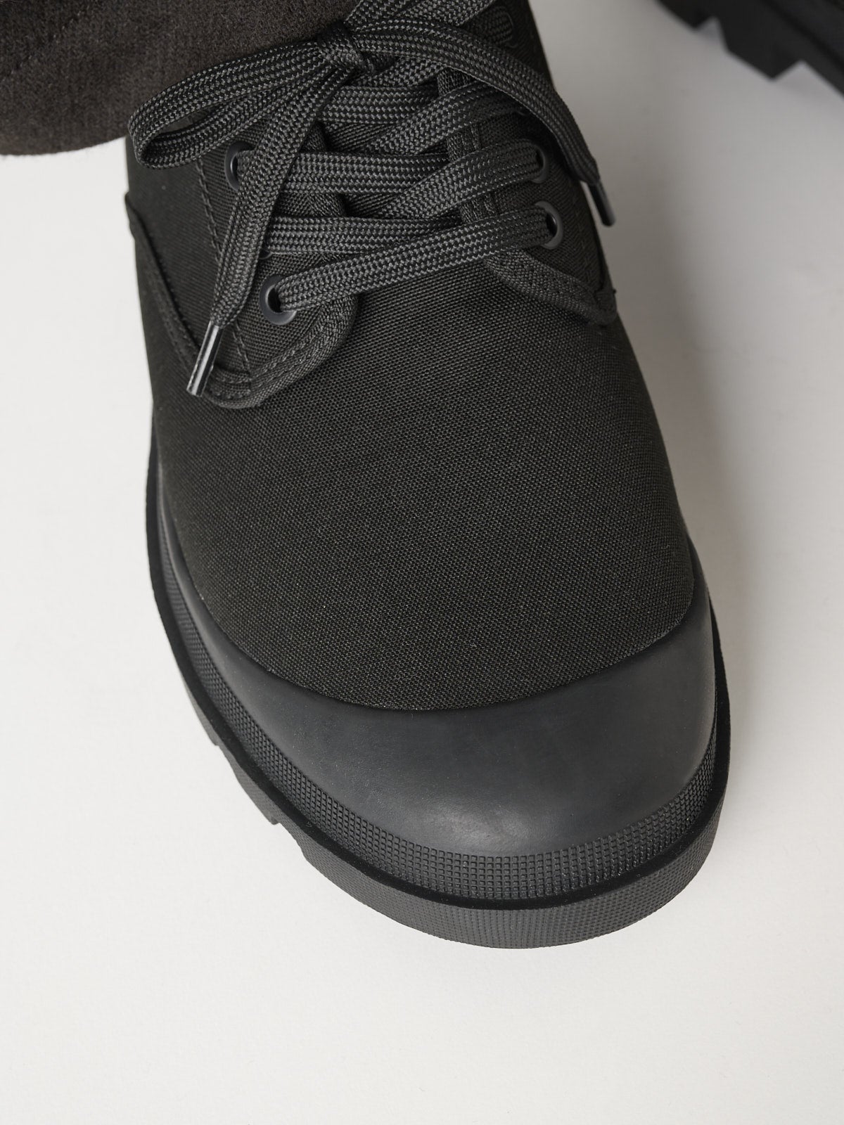 無印良品の黒スニーカー／紳士　柔らかい中敷を使用した　撥水タンクソールシューズの着用のトゥ