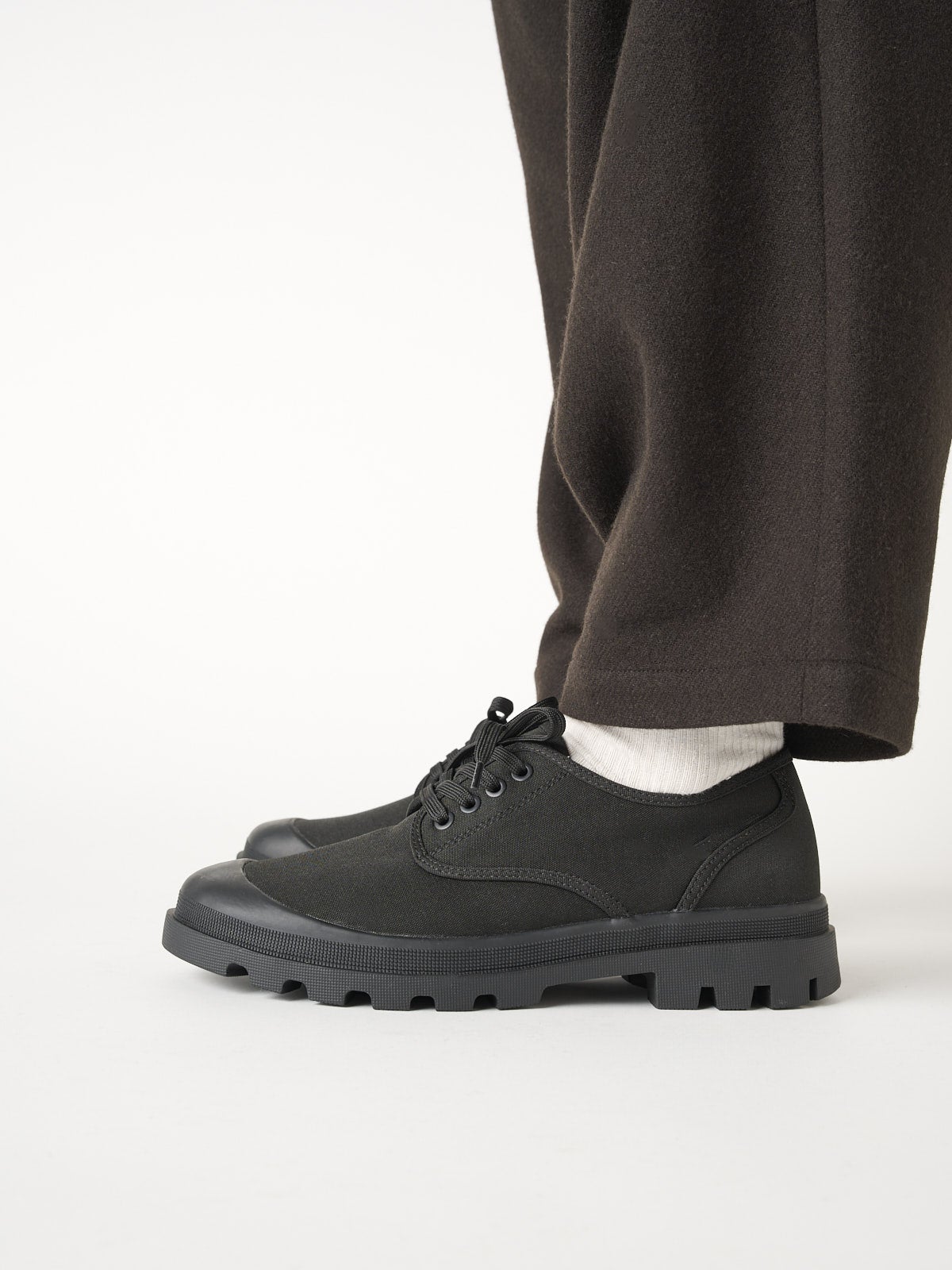 無印良品の黒スニーカー／紳士　柔らかい中敷を使用した　撥水タンクソールシューズの着用のサイド