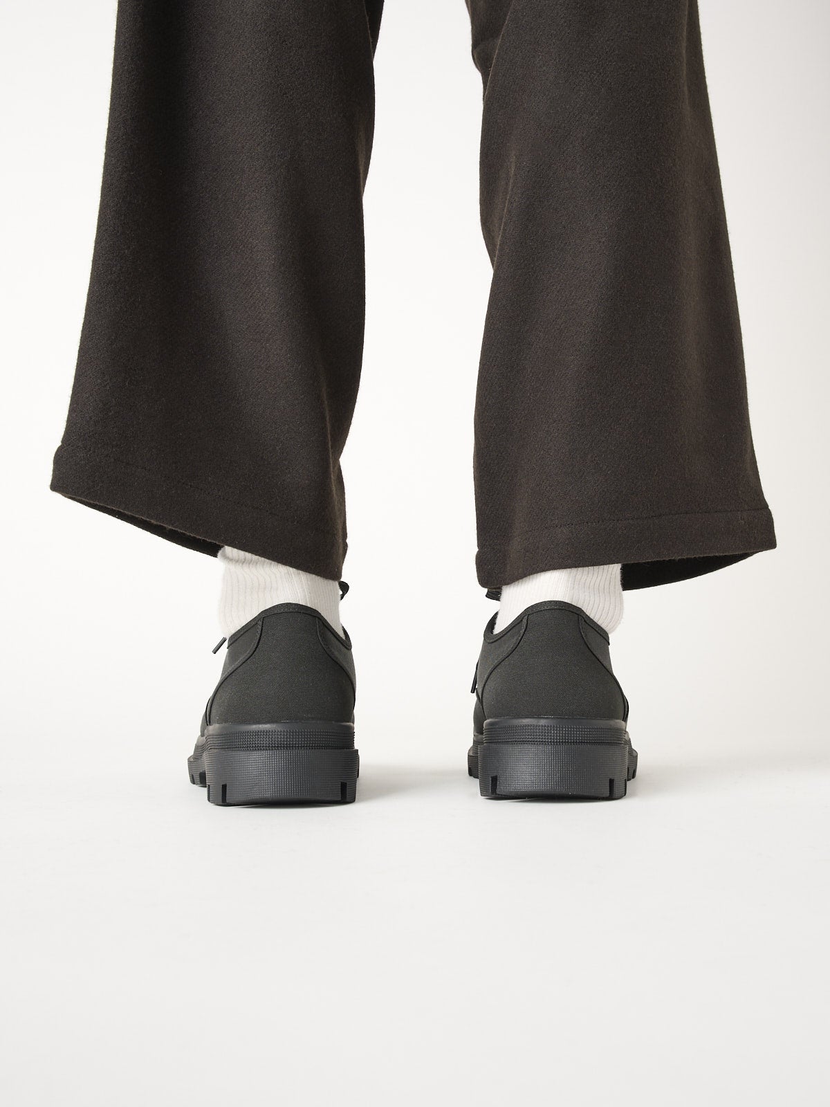 無印良品の黒スニーカー／紳士　柔らかい中敷を使用した　撥水タンクソールシューズの着用のヒール