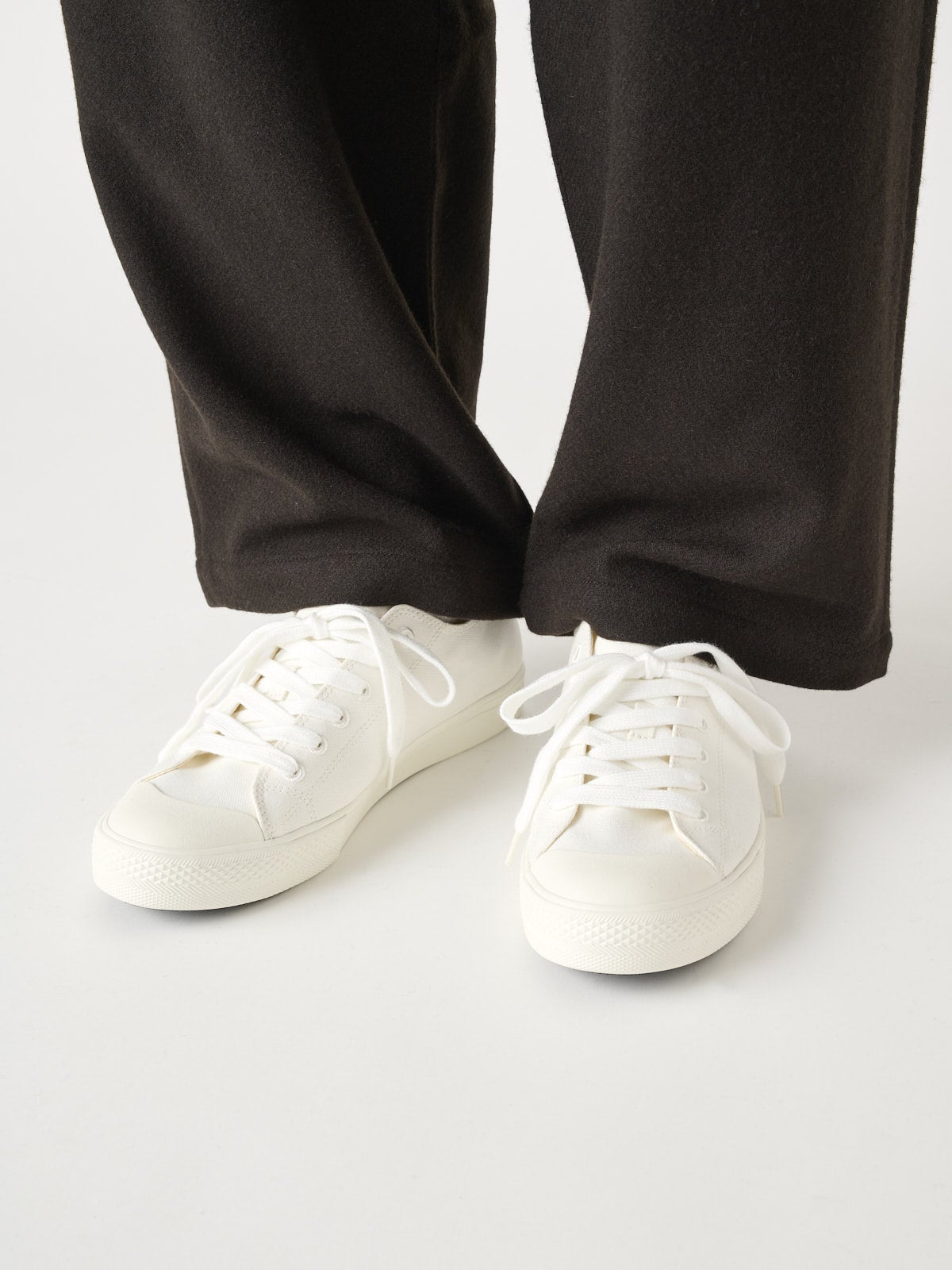 無印良品の白スニーカー／紳士疲れにくい撥水スニーカーの着用寄り