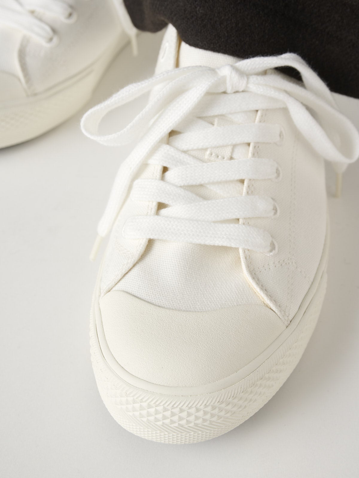 無印良品の白スニーカー／紳士疲れにくい撥水スニーカーの着用トゥ