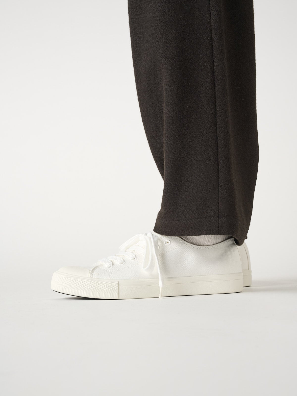 無印良品の白スニーカー／紳士疲れにくい撥水スニーカーの着用サイド