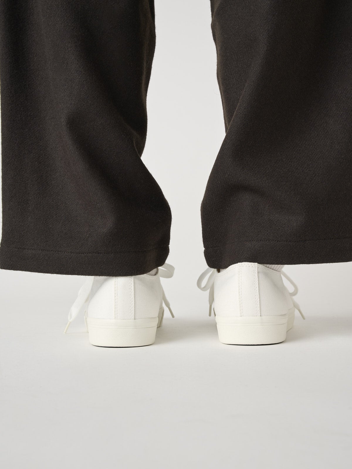 無印良品の白スニーカー／紳士疲れにくい撥水スニーカーの着用バック