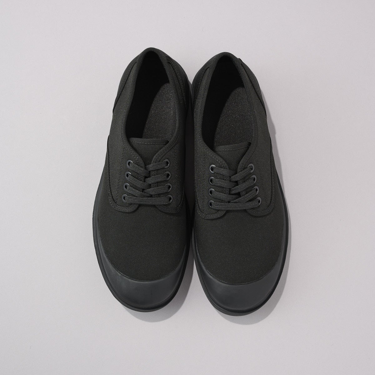 無印良品の黒スニーカー／紳士　柔らかい中敷を使用した　撥水タンクソールシューズ