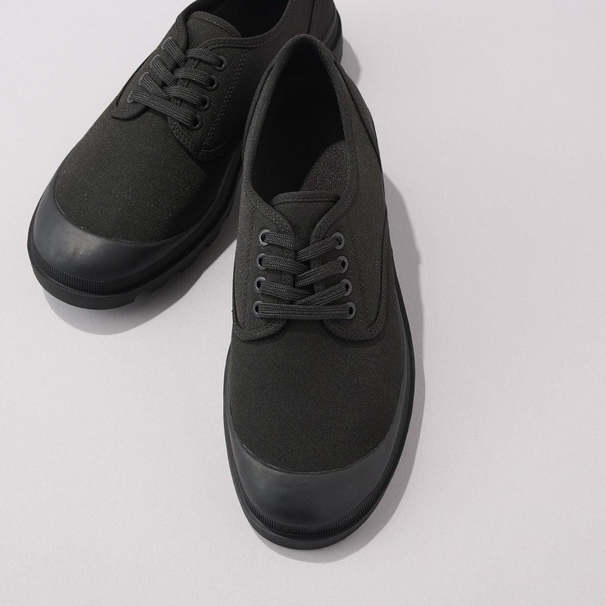 無印良品の黒スニーカー／紳士　柔らかい中敷を使用した　撥水タンクソールシューズのアッパー