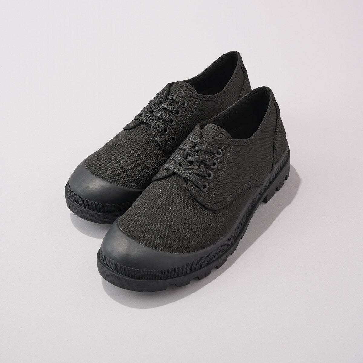 無印良品の黒スニーカー／紳士　柔らかい中敷を使用した　撥水タンクソールシューズの斜め