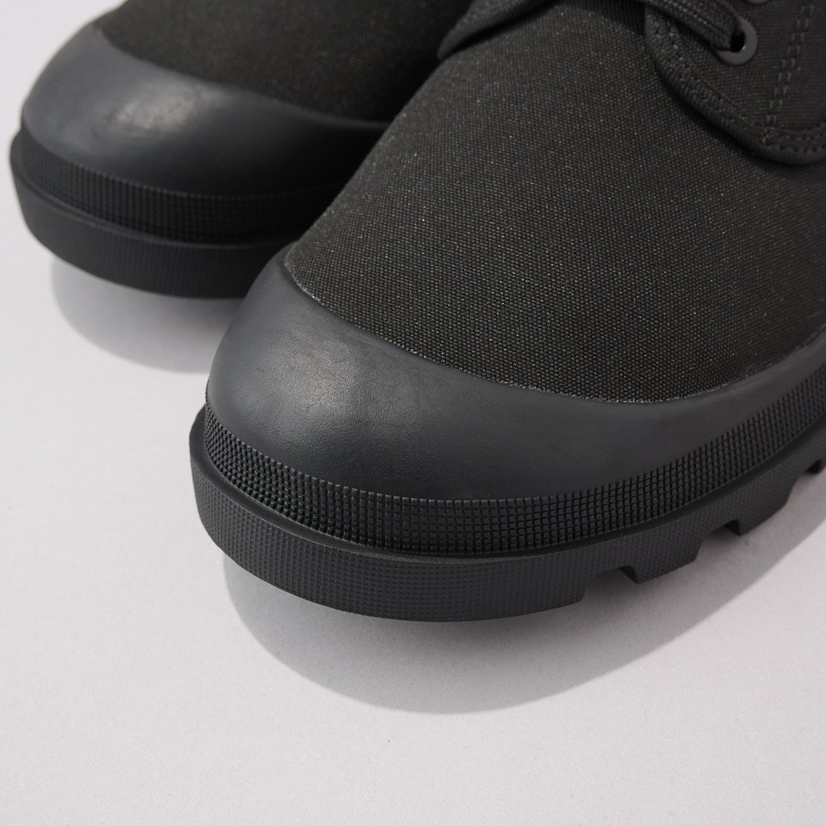 無印良品の黒スニーカー／紳士　柔らかい中敷を使用した　撥水タンクソールシューズのトゥ