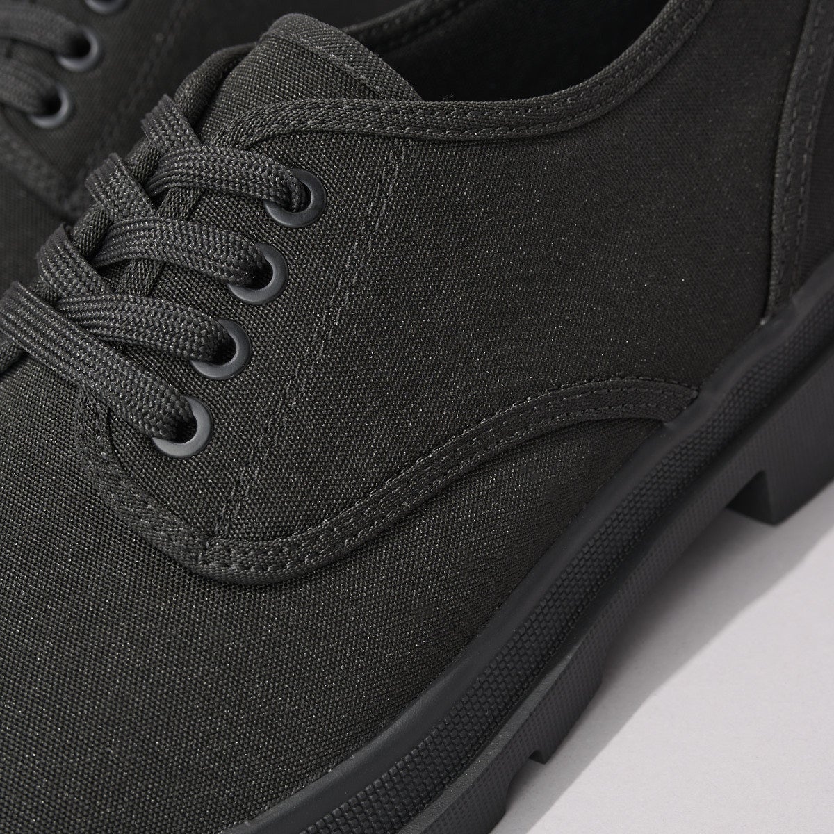 無印良品の黒スニーカー／紳士　柔らかい中敷を使用した　撥水タンクソールシューズの素材感