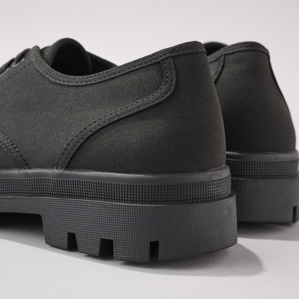 無印良品の黒スニーカー／紳士　柔らかい中敷を使用した　撥水タンクソールシューズのヒール