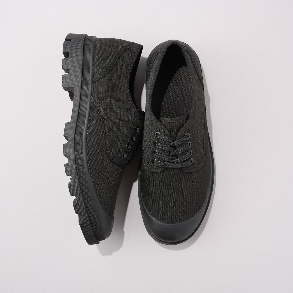 無印良品の黒スニーカー／紳士　柔らかい中敷を使用した　撥水タンクソールシューズの俯瞰