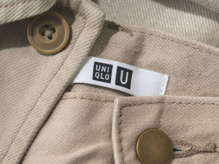 エディターが買ってよかったユニクロ ユーのワイドフィットカラージーンズのロゴ寄り