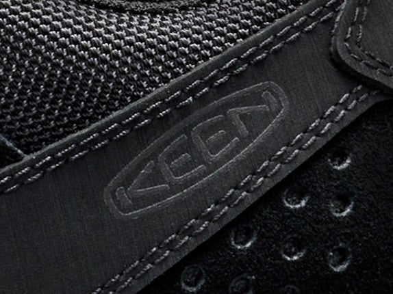 「KEEN（キーン）」と「シティーカントリーシティー」 の初コラボスニーカーは街にも映えるオールブラック！ GR8にてPOP UPも開催！