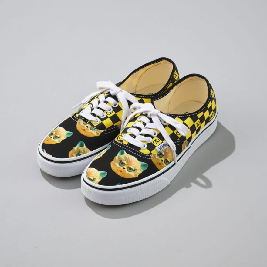 ヴァレンティノ ガラヴァーニ &times; ヴァンズの愛用コラボスニーカーの斜め