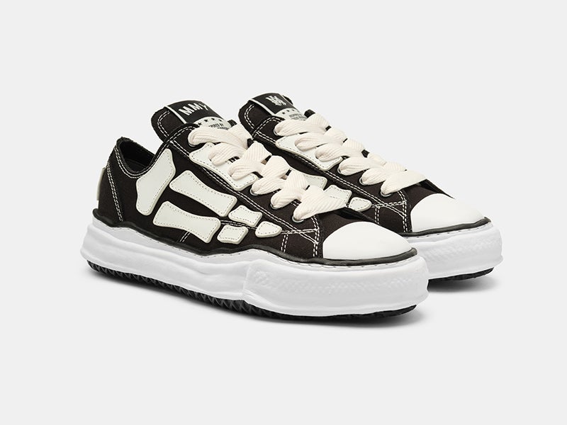 AMIRIとミハラヤスヒロのコラボスニーカーのブラック　右前から