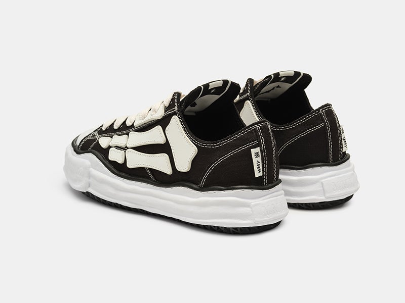 AMIRIとミハラヤスヒロのコラボスニーカーのブラック　斜め左後ろから