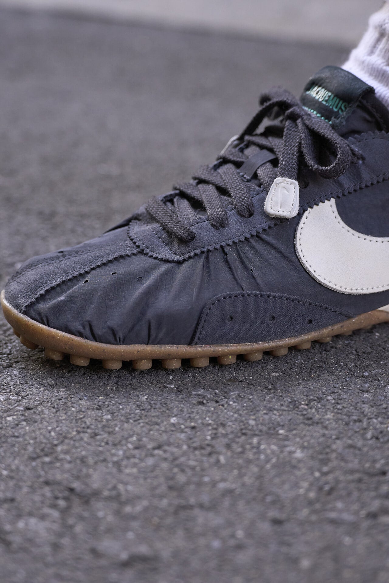 ナイキの愛用スニーカー「NIKE JACQUEMUS MOON SHOE&nbsp;」のトゥ