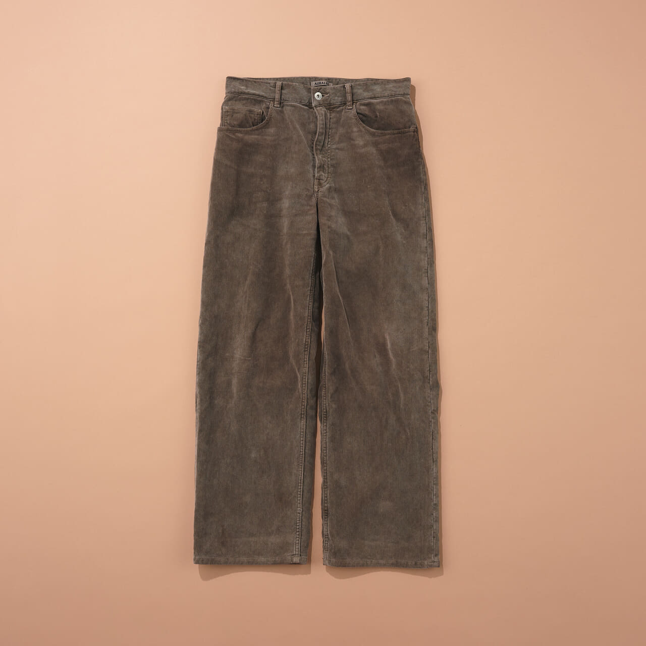 エディターが買ってよかったオーラリーのコーデュロイパンツ