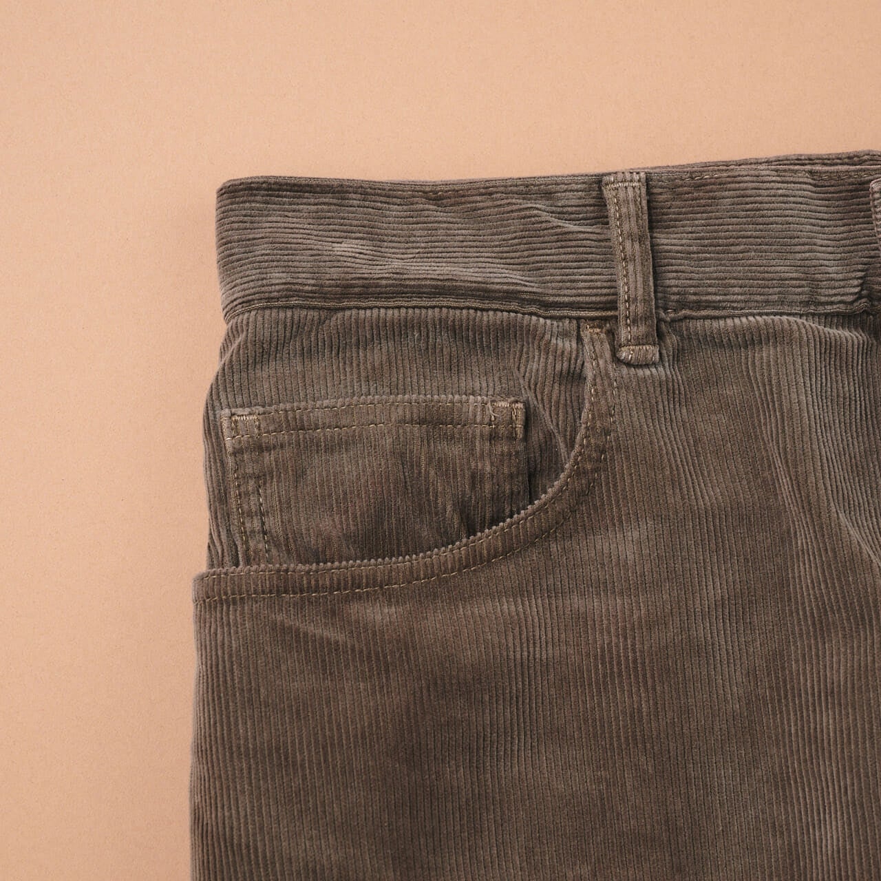 エディターが買ってよかったオーラリーのコーデュロイパンツの前ポケット