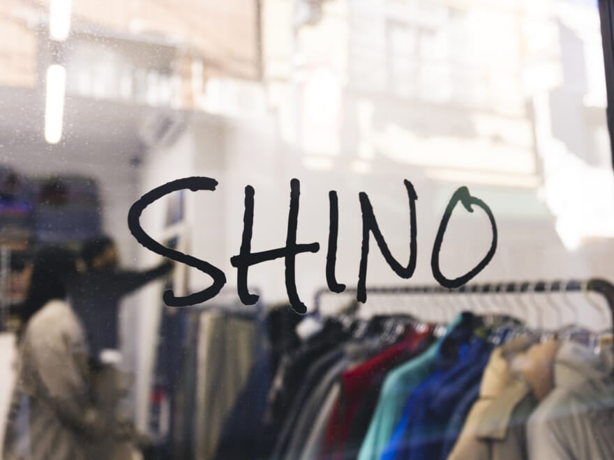 古着店シノの窓に書いてあるロゴ