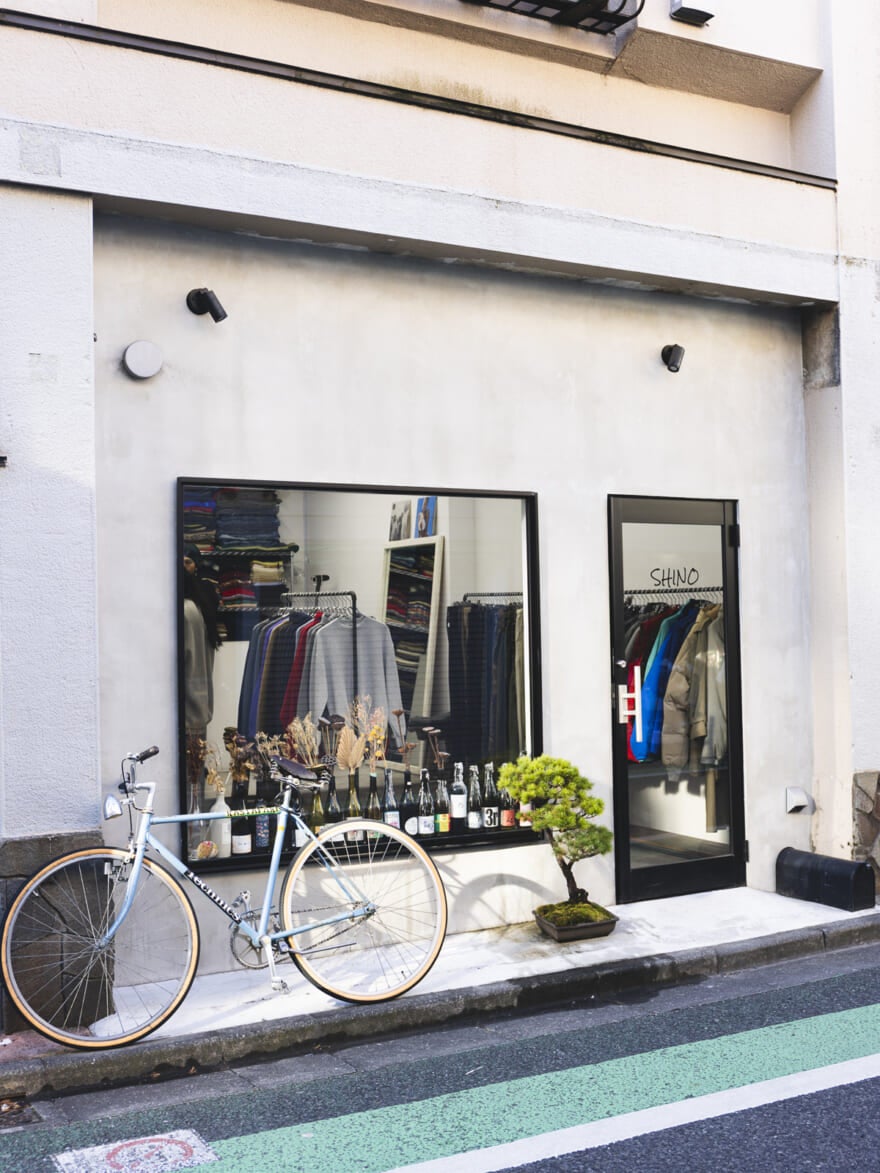 古着店シノの外観。白い壁に窓がついている。