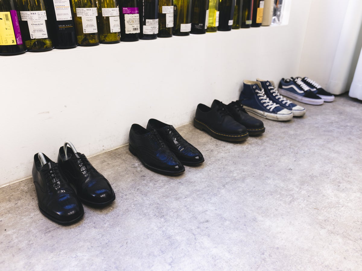 古着店シノの店内。シューズが並んだエリア。